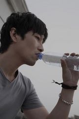 高清组图：满江化身纯爷们 淡定内敛胸肌隐现