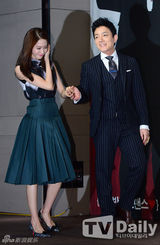 组图：韩剧《总理和我》发布 少时允儿害羞扮花