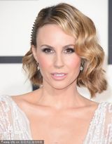 组图：女主持Keltie Knight白色拖地裙抢镜