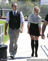 组图：布兰妮紧身裙显巨胸 与男友出街十指紧扣