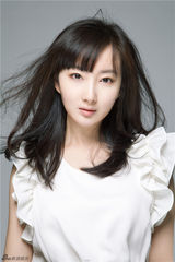 组图：程媛媛拍青春写真活泼可爱