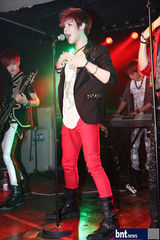 组图：韩国新人组合LED Apple举办首场单独演唱会