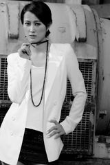 组图：袁志博街头演绎知性魅力