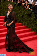 组图：碧昂斯与Jay Z大秀恩爱 V领礼服妩媚十足