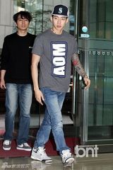 组图：朴宰范任B-boy大使 臂部纹身抢眼