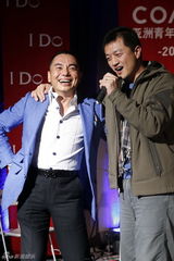 组图：李亚鹏首送钻戒王菲展羞涩