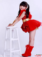 组图：7岁萝莉似林妙可 化浓妆出道被质疑