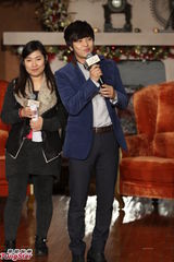 组图：金桢勋优雅亮相腼腆与女粉丝拥抱