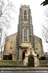 幻灯图：麦昆葬礼众好友出席  凯特-莫斯难掩悲伤