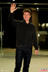 组图：阿汤哥访台宣传新片 亲切挥手展招牌笑容