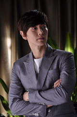 组图：《钱多多》曝朴海镇定妆照 首演职场熟男