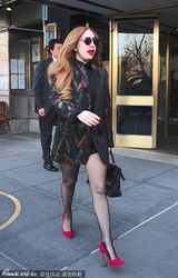 组图：Gaga黑丝红唇风骚 与粉丝合影比出剪刀手