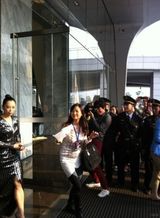 组图：黄绮珊深V亮片长裙 将致敬欧美四大天后