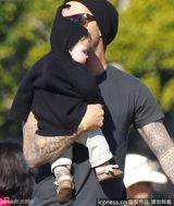 组图：贝克汉姆户外当模范奶爸 维多利亚在旁看护 