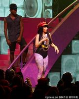 组图：麻辣鸡个唱粉丝强行上台 与保镖激烈扭打