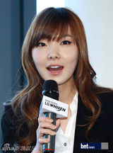 组图：赵仁成申宝拉出席某电子产品宣传活动