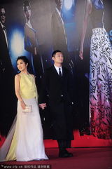 组图：杨千嬅着露背美裙现身 余文乐显帅气