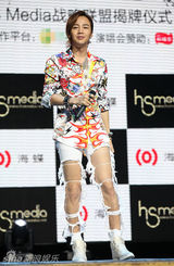 组图：张根硕破烂裤妩媚模仿MJ 笑骂老板是猪