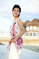 组图：陆毅阳光海岛写真 不羁格调雅痞男