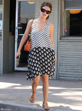 组图：瑞切尔-贝尔森街拍 不规则连衣裙清爽