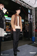 幻灯图：周渝民冬日代言扮温暖大使