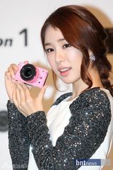 组图：韩星刘仁娜为相机站台宣传 秀甜美可人笑容