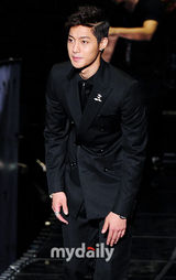 组图：韩星金贤重新碟记者会 黑正装有款有型