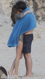 组图：社交名媛巴勒莫身材缩水 比基尼现飞机场