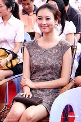 组图：兽兽翟凌亮相广西车展 端庄落座严防走光 