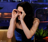 高清图：克里斯汀-斯图尔特上节目秀美腿表情多