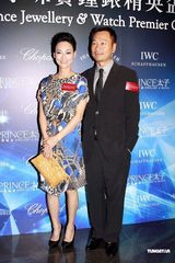 幻灯图：古巨基澄清女友未怀孕 黎耀祥过不成父亲节 