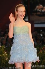 高清图：《在某处》首映  小范宁 露肩蓝裙宛若精灵