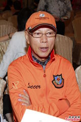 组图：罗家英否认因病暴瘦 与汪明荃恩爱蜜游