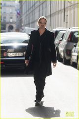 组图：皮特独自现身洛杉矶 帅气黑装狂荡不羁