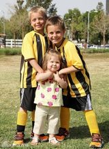 组图：布兰妮爱子阳光魅力 玩鬼脸与妹子齐卖萌