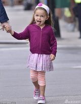 组图:杰西卡-帕克带双胞胎出游 小萝莉吐舌卖萌