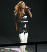 组图：蕾哈娜开唱百变造型 爆乳装横卧舞台自摸