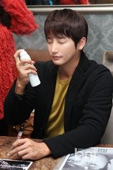 组图：朴施厚《香气》曝后台花絮照秀嫩肤帅气