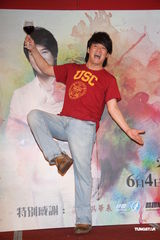 组图：周华健个唱庆功儿女齐亮相 兴奋亲吻爱妻