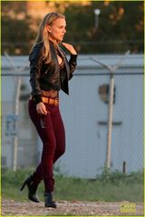 组图：娜塔莉-波特曼爆乳现身片场 老公携萌子探班