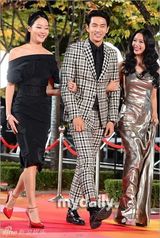 组图：李钟硕GD等闪耀颁奖红毯 女偶像尴尬跌倒