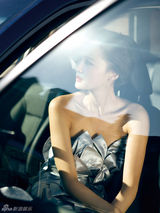 组图：张歆艺车内拍摄写真 优雅写意俏皮时尚