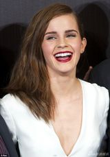 组图：艾玛-沃特森黑白简约装现身 大展深V诱惑