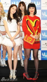 组图：水果姐内八站姿可爱 与少女时代同台搞怪