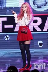 组图：SISTAR孝琳下衣失踪似没穿 EXO白衣纯情