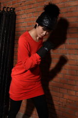 高清组图：李宇春针织衫写真 戴圆球帽表情搞怪