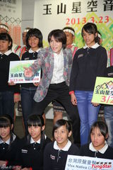 组图：萧敬腾为“童声”加油打气回忆童年