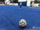 组图：洪金宝1岁爱孙变足球小将 小号球服激萌