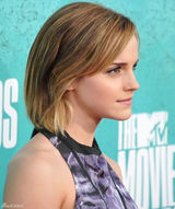 组图：艾玛-沃特森亮相MTV电影奖笑容爽朗