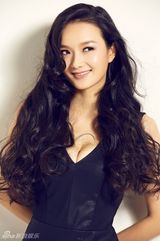 组图：李梅可推深V性感写真大片